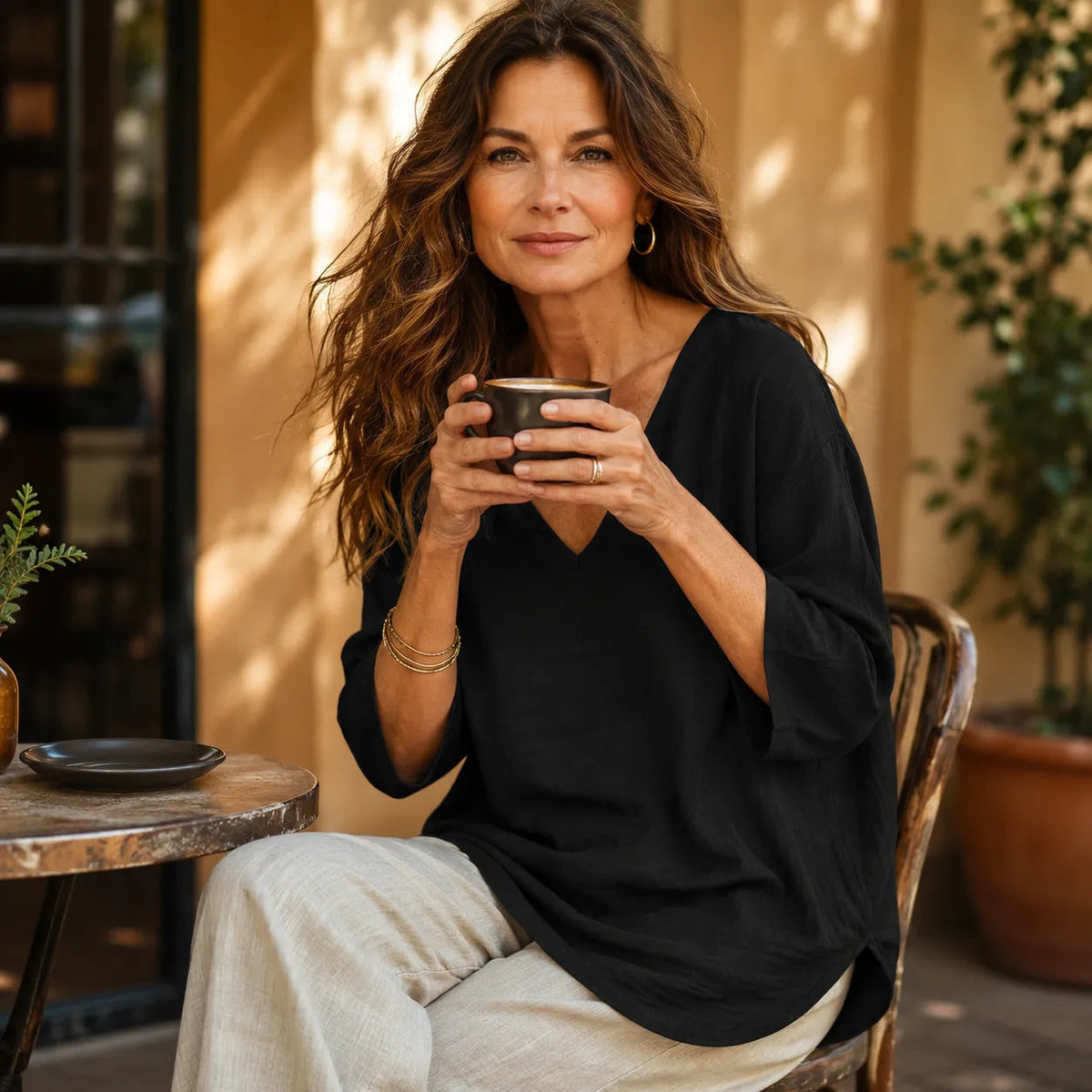 Sereva – Women's Relaxed V-Neck Linnen Blouse with Three-Quarter Sleeves and Curved Hem