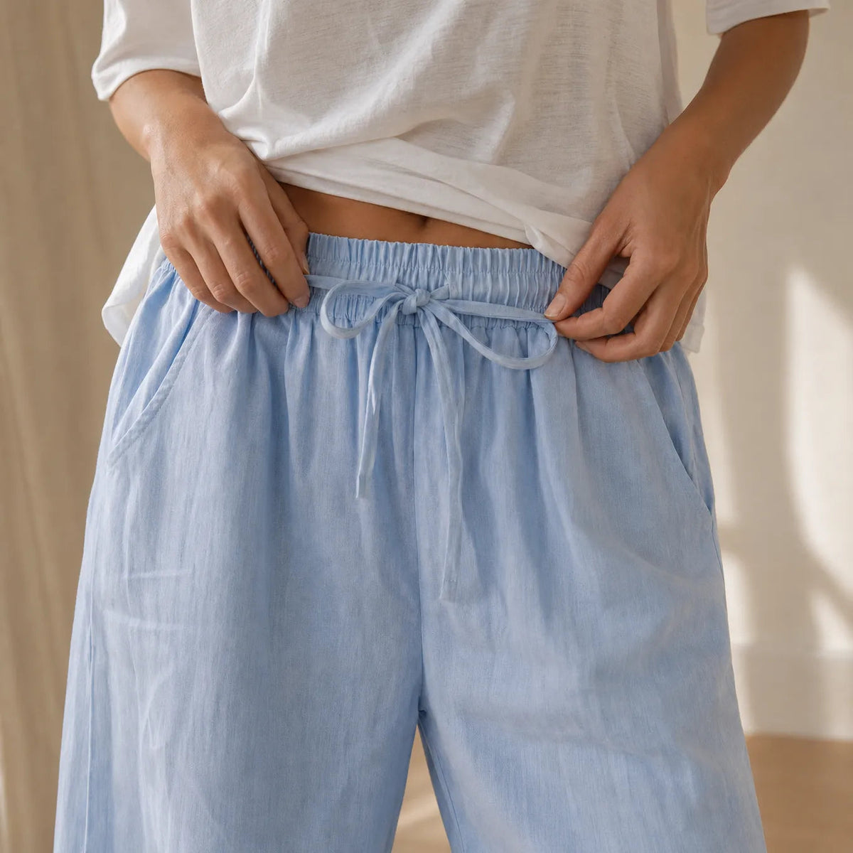 Sundara – Pull-on linen-look capri pants for women