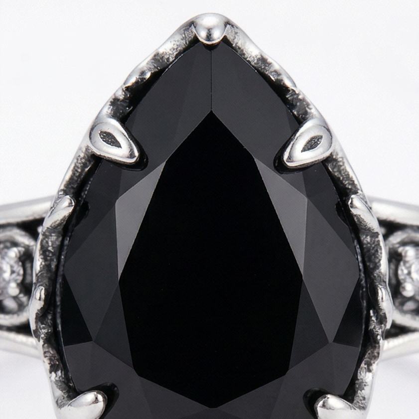 Noireva – Vintage Filigree Vine Ring